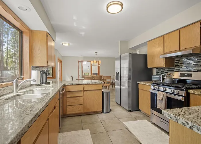 Spacious Retreat With Ping Pong And Playset *