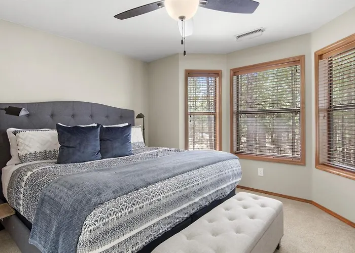 Spacious Retreat With Ping Pong And Playset *