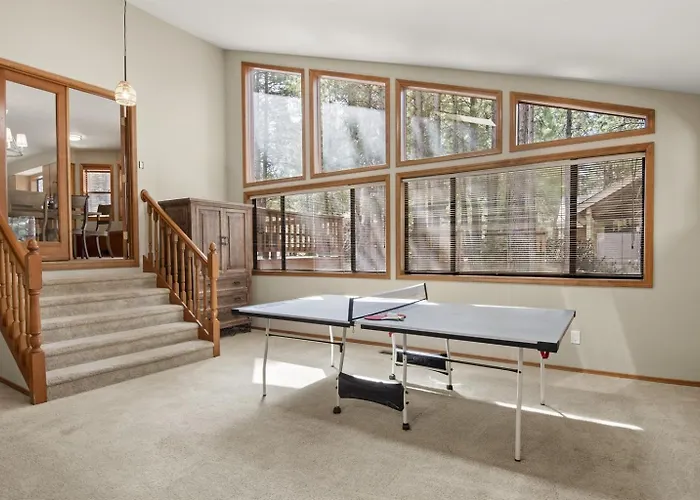Spacious Retreat With Ping Pong And Playset *