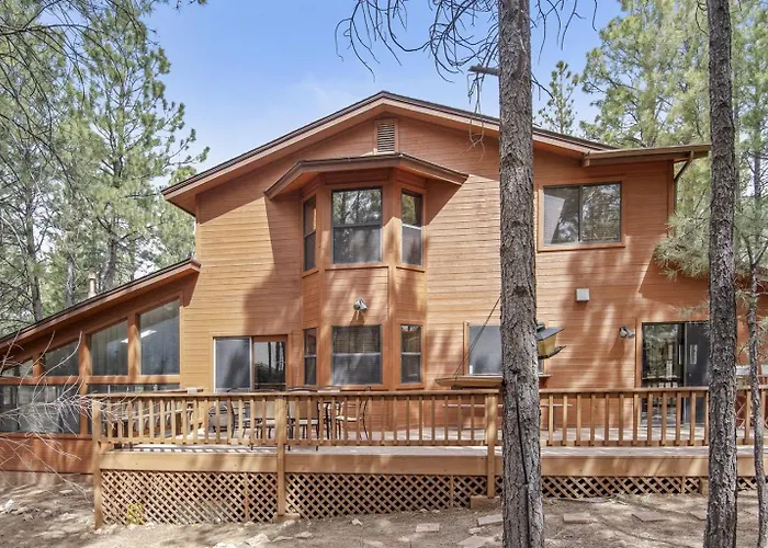 Spacious Retreat With Ping Pong And Playset *