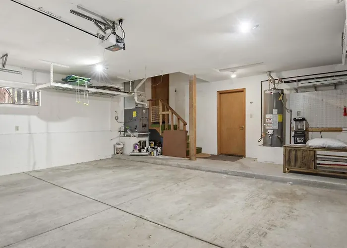 Spacious Retreat With Ping Pong And Playset