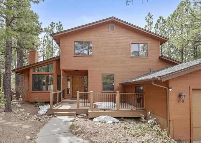 Spacious Retreat With Ping Pong And Playset